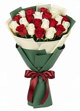 Букет Микс из красных и белых роз в Летуново