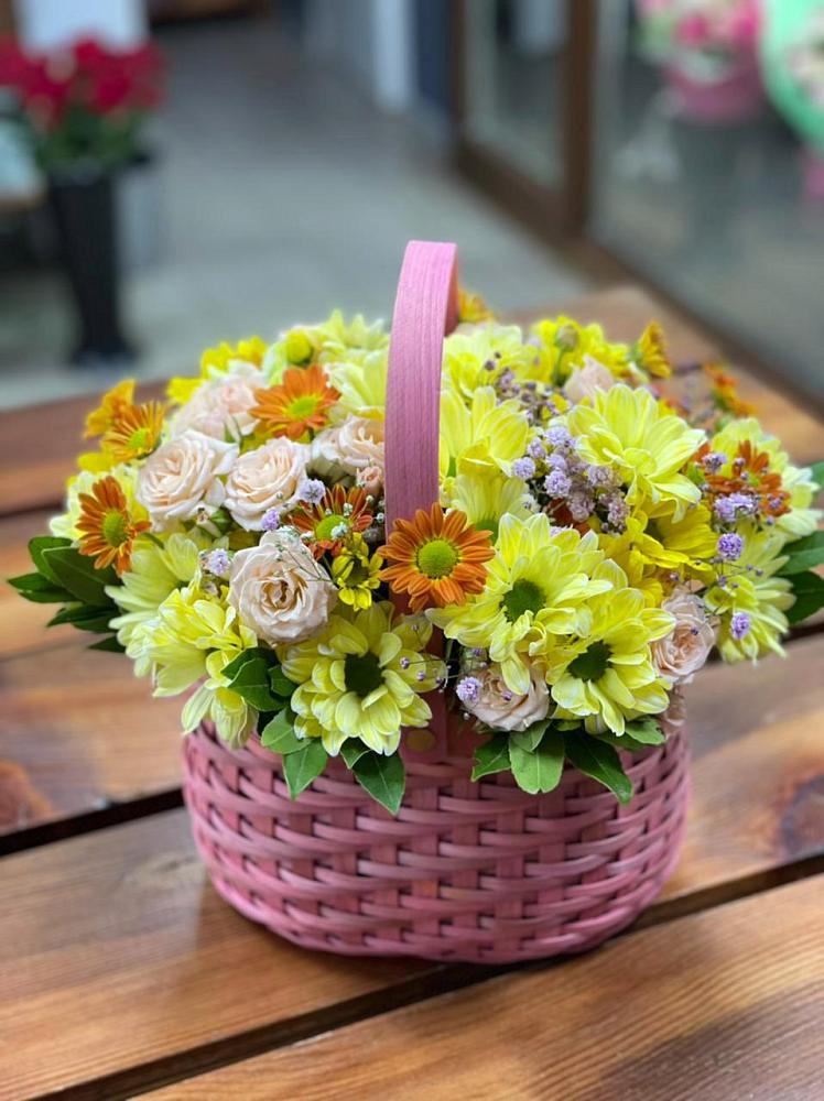 Цветочная композиция из Хризантемы и Розы в корзине в Летуново