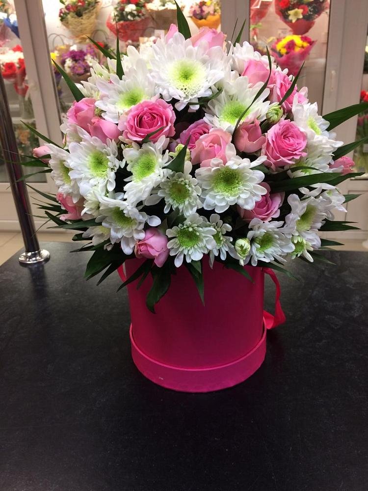 Цветочная композиция из Розы и Хризантемы в шляпной коробке в Летуново