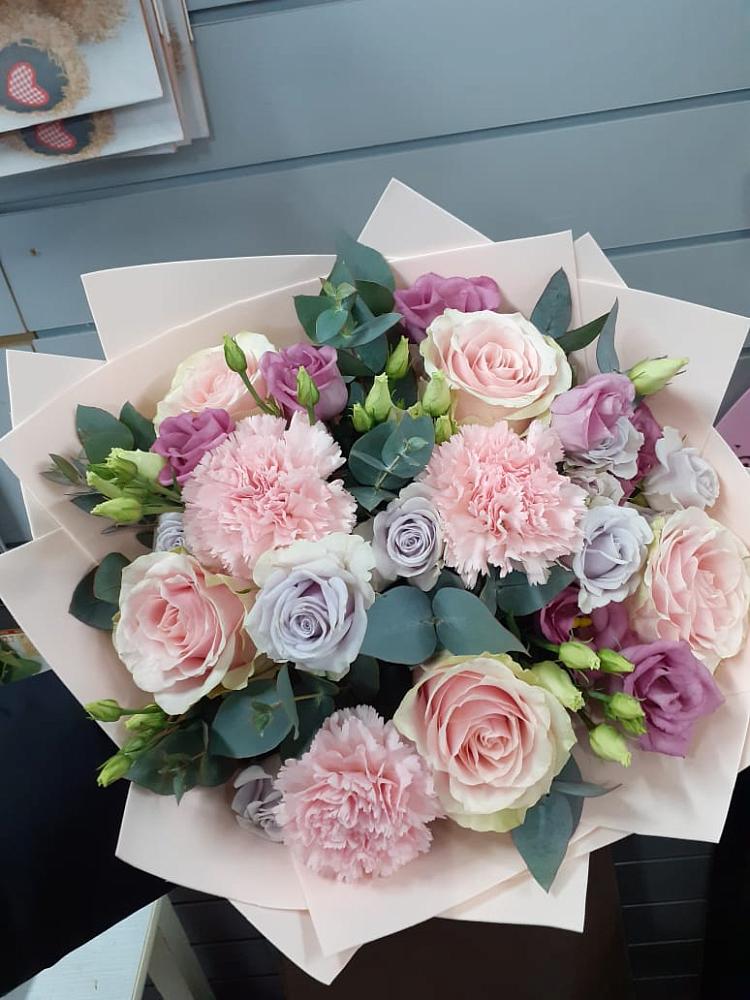 Букет цветов из: Розы, Гвоздики и Лизиантусы в Летуново