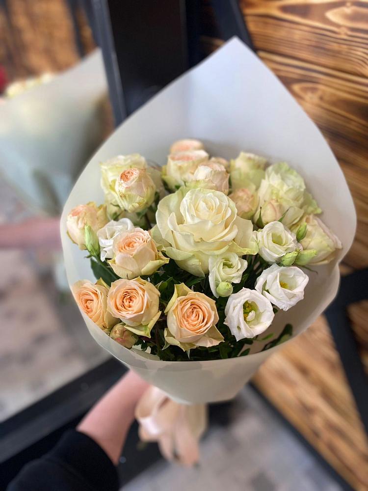 Букет цветов из: Розы и Лизиантусы в Летуново